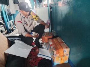 Razia Kapal Penumpang, Polisi Amankan Puluhan Botol Cap Tikus di Pelabuhan Ahmad Yani