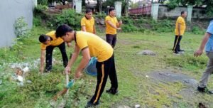 Peduli Lingkungan, Polres Soppeng Laksanakan Kerja Bakti di Taman Gapis Watansoppeng