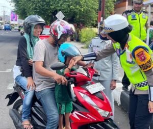 Satlantas Polres Ternate Gandeng Jasa Raharja, Edukasi Keselamatan Lewat Pembagian Helm Gratis