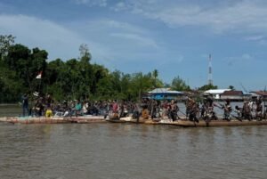 Gubernur Papua Selatan Apolo Safanpo Disambut dan Diarak Adat Warga Asmat Saat Safari Ramadan 1447 H