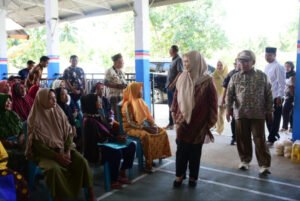 Wagub Gorontalo Salurkan Bantuan Pangan kepada 252 KPM di Kabupaten Gorontalo