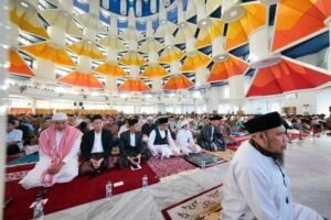 Sekda Sulsel Salat Idulfitri di Masjid 99 Kubah, Ribuan Jemaah Padati Lokasi